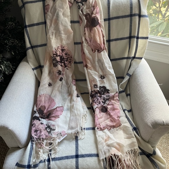 New with tag! Vintage Style Neutral Floral Scarf - Picture 3 of 3